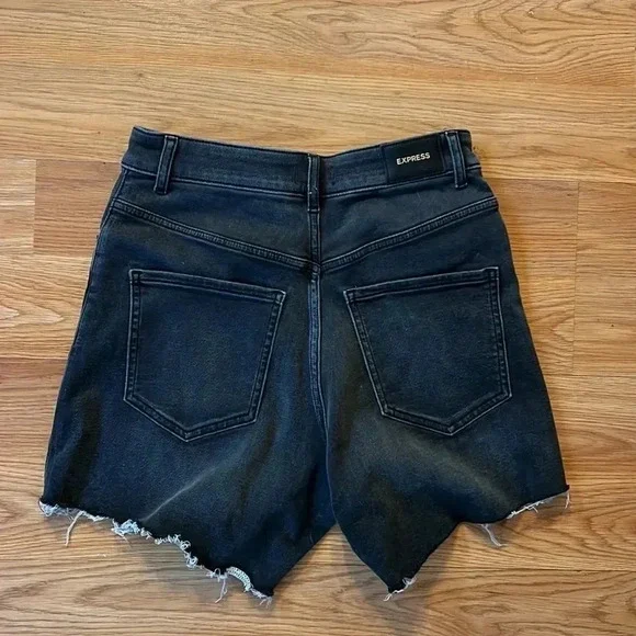 Express Shorts - Picture 3 of 4